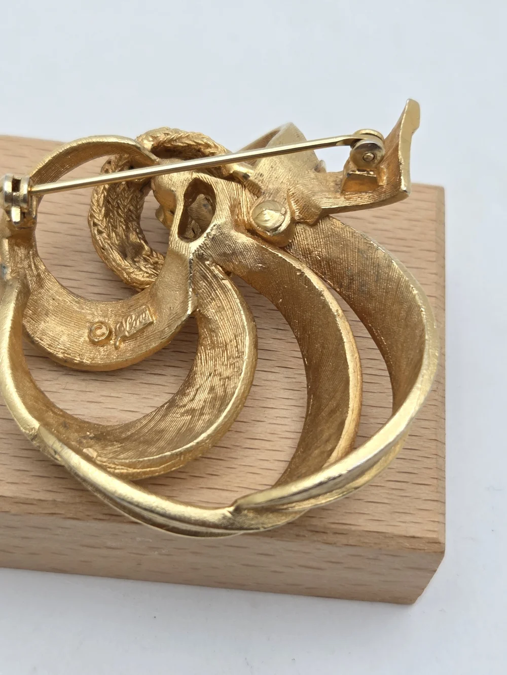 Vintage Coro Gold Tone Swirl Ribbon Brooch Pin